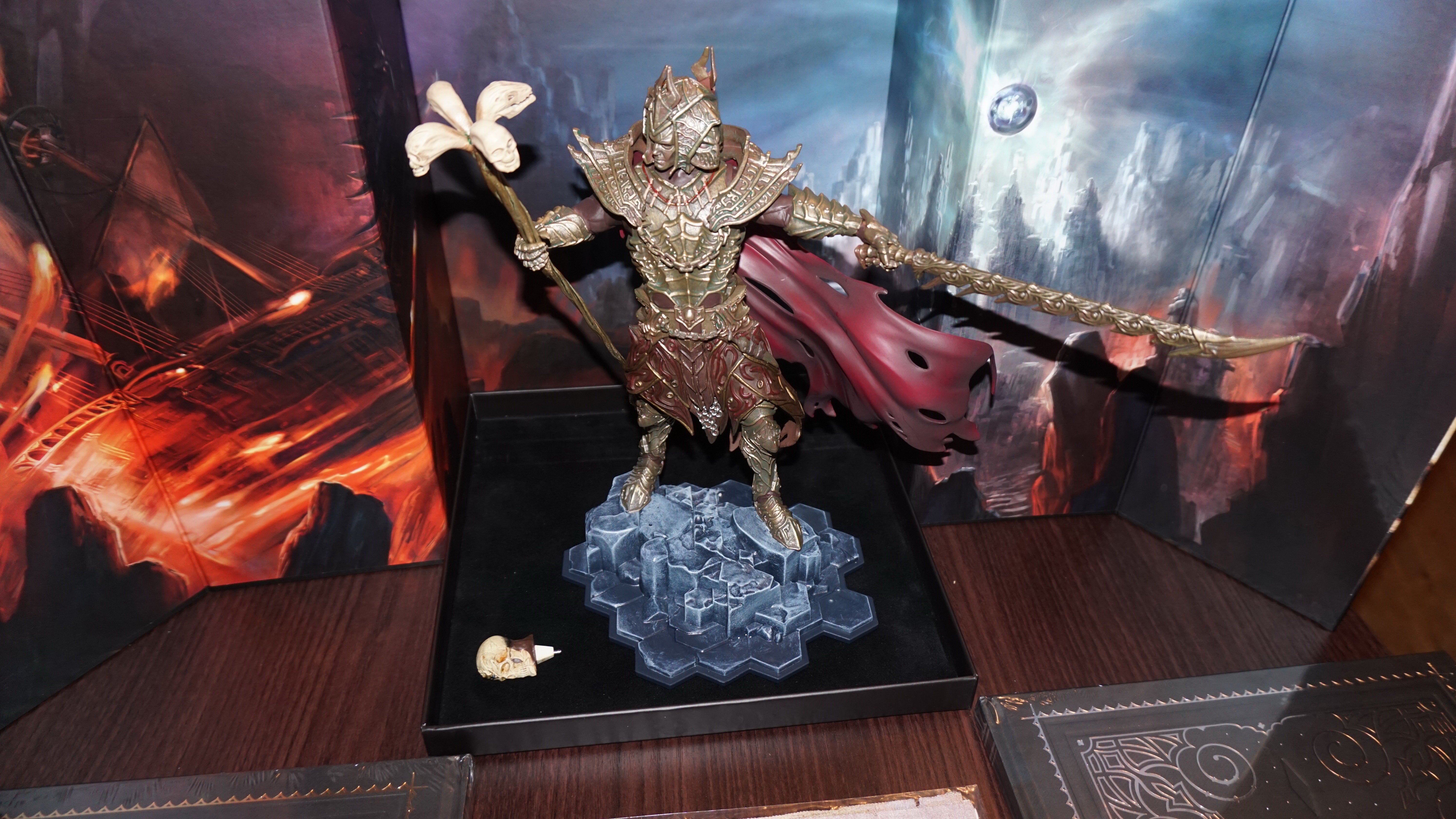 Парадокс — я люблю коллекционные издания, но очень редко их покупаю. Иногда отказываюсь от заказа в последний момент, иногда — остываю очень быстро. Но порой все-таки удается урвать себе кусочек простого коллекционерского счастья. Так, например, получилось со вторым и третьим «Ведьмаками». А теперь и с Divinity: Original Sin 2.