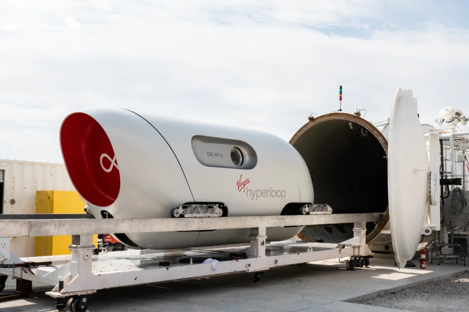 Вакуумный поезд Hyperloop прокатил первых пассажиров - фото 1