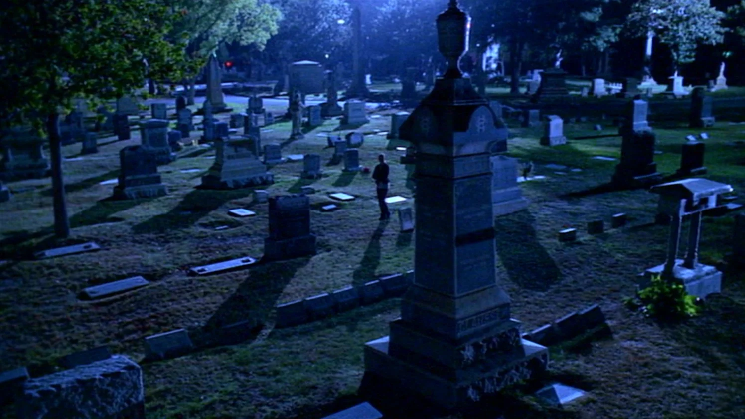 Звезда «Баффи» забрала со съемок искусственные надгробия. Украшает ими дом на Хэллоуин - фото 1