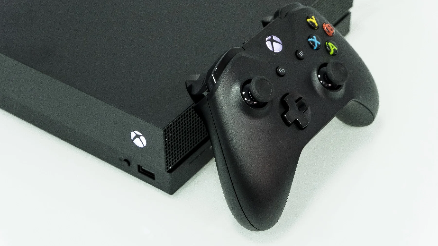 «Самая мощная игровая консоль» Xbox One X, ранее известная как Scorpio, наконец вышла во всем мире, и мы смогли погрузиться в мир «честного 4К» на игровой консоли поколения 8,5. Так ли она хороша? Давайте разбираться.