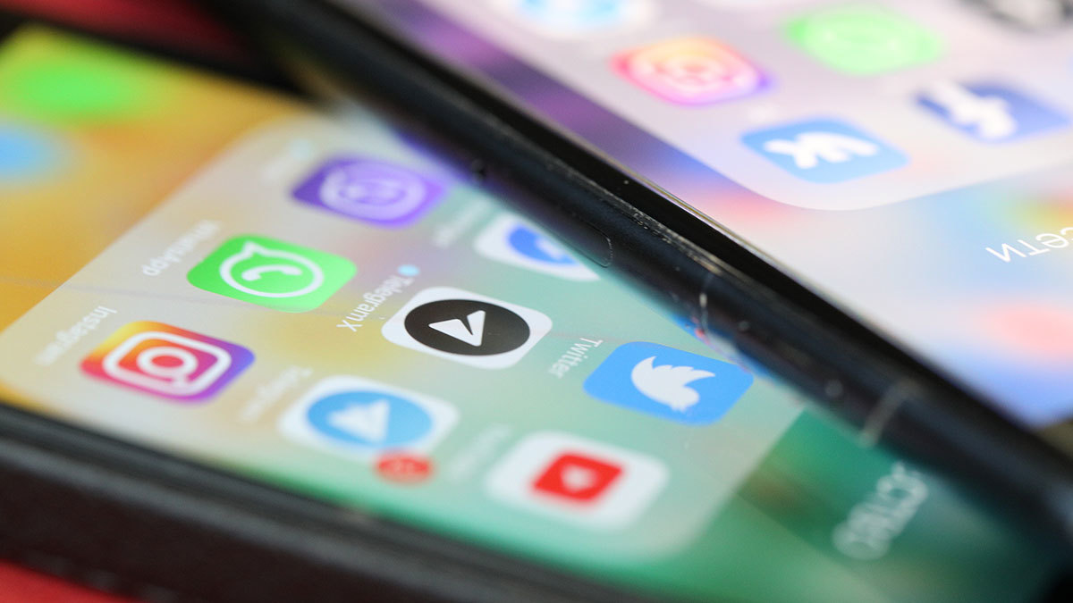 Аудитория Telegram превысила население России и США вместе взятых. На днях Павел Дуров рассказал о новой отметке в 500 млн пользователей в месяц для своего мессенджера. Но это далеко не самое популярное подобное приложение в мире. У опального сейчас WhatsApp в разы больше. Правда из него уходят миллионы пользователей из-за передачи данных в Facebook. Messenger последнего, кстати, тоже в топе.<br /><br />А мы тем временем собрали десятку самых популярных мессенджеров в мире, чтобы вы знали кто сейчас в топе и, возможно, попробовали для себя новую программу для общения.