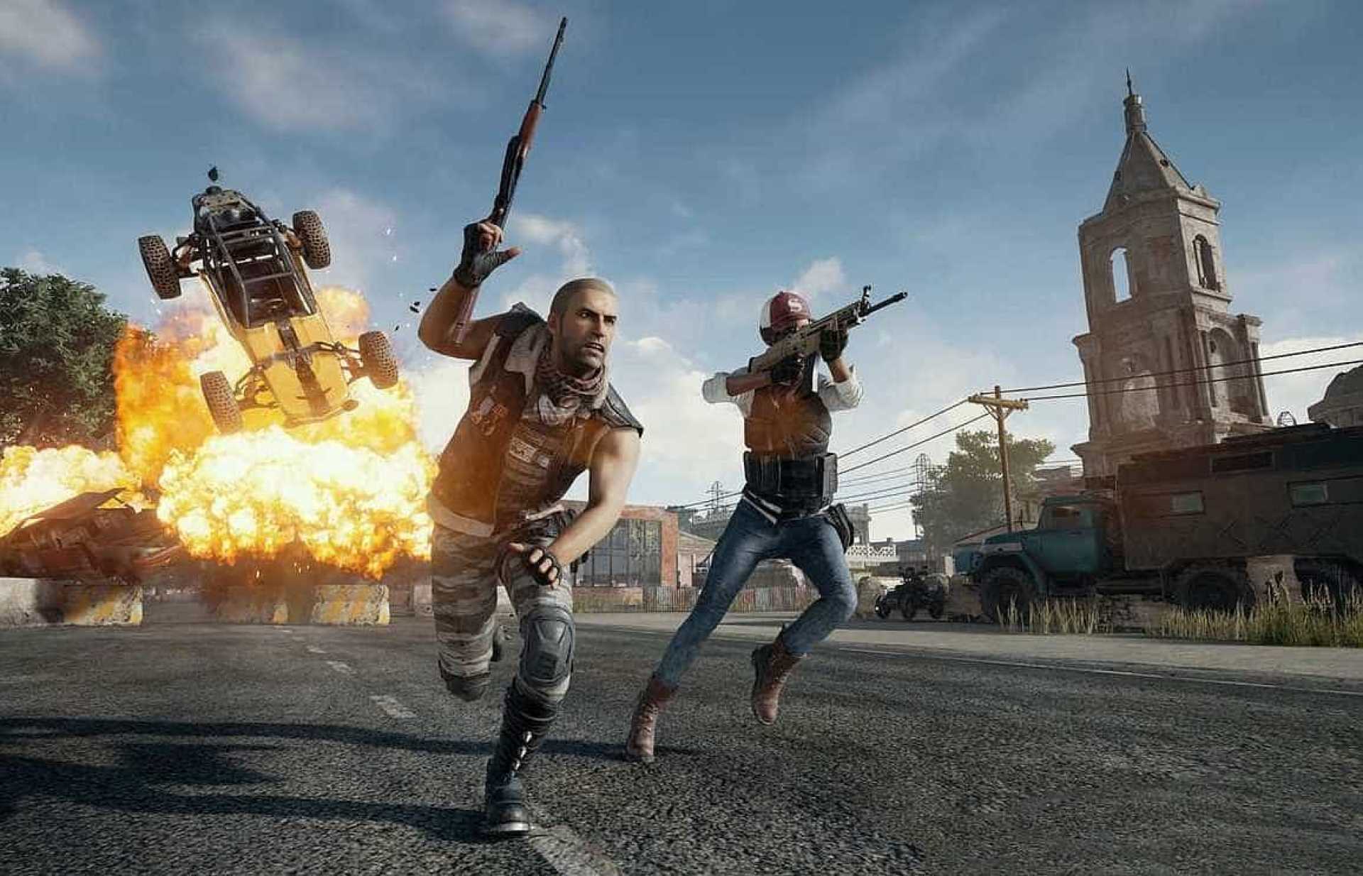 PUBG хватает тебя за шиворот и швыряет в гущу, ничего не объясняя. Что делать? Куда идти? Как тут развлекаться-то? В своем первом матче, абсолютно не понимая, что происходит, я влетел в первый же дом, схватил с пола мачете, заперся в туалете и спрятался в ванне за остатками занавески. Минут через 5 я услышал в доме шорохи, напрягся. Но когда дверь в ванну открылась я внезапно выскочил из-за шторки и зарубил удивленного гостя, словно Джейсон. А ведь он был с винтовкой. Блин, а круто! Минуты через две меня прямо через окно подстрелил снайпер, но к этому моменту я, кажется, уже начал понимать, за что люди любят PUBG.
