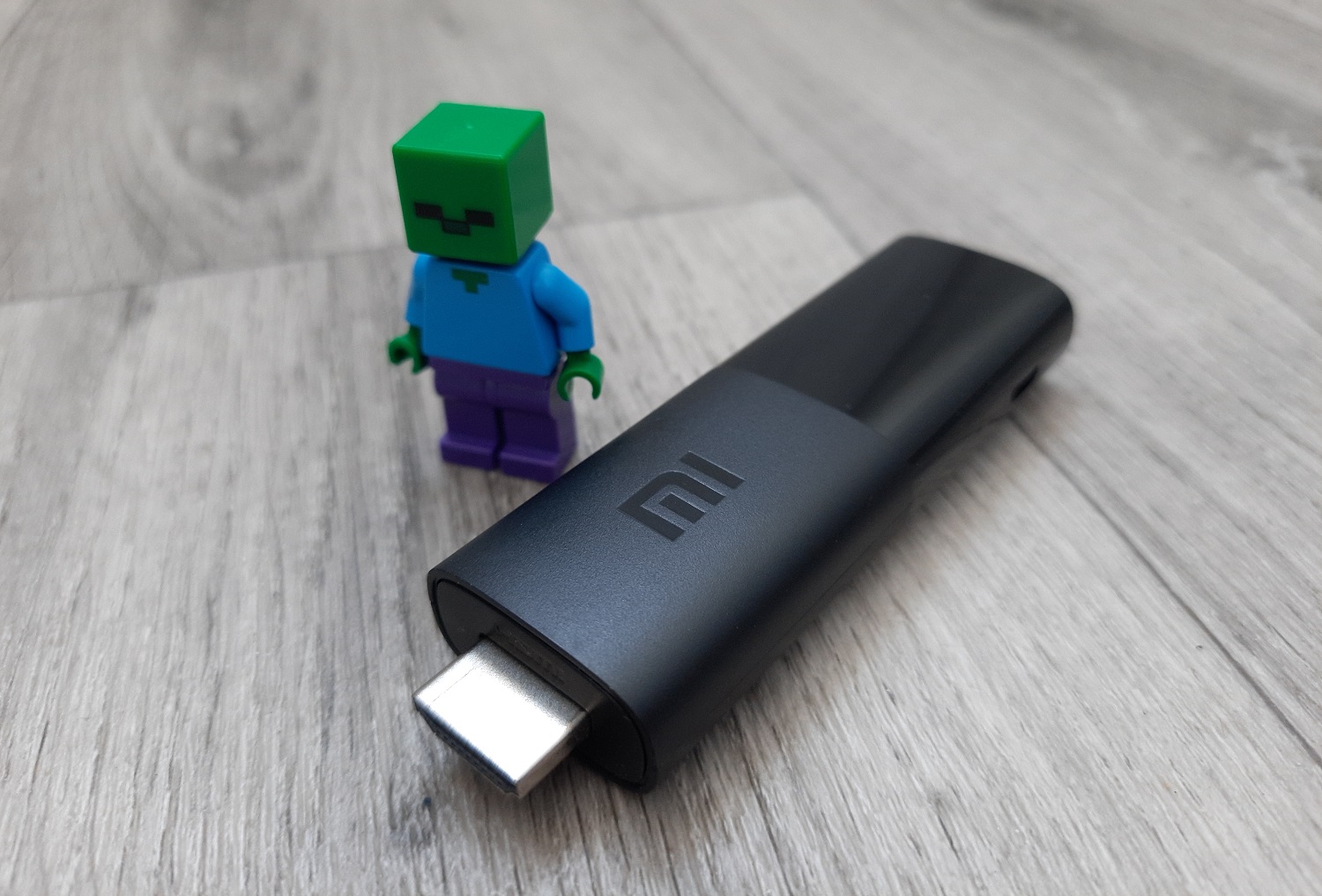 В конце 2020 года я купил бюджетную ТВ-приставку Xiaomi Mi TV Stick. Позиционирование компании и обзоры в сети говорили, что это достойный вариант для старых телевизоров без «мозгов» и мониторов. Все оказалось правдой, а я остался доволен. Но от нюансов и мелких недочетов китайцы свою модель не избавили.<br /><br />В этом обзоре я поделюсь опытом использования Xiaomi Mi TV Stick, расскажу для чего эта смарт-приставка подойдет, а в каких случаях нужно смотреть варианты дороже. Также поговорим о конкуренте и некоторых хитростях для оптимизации работы.
