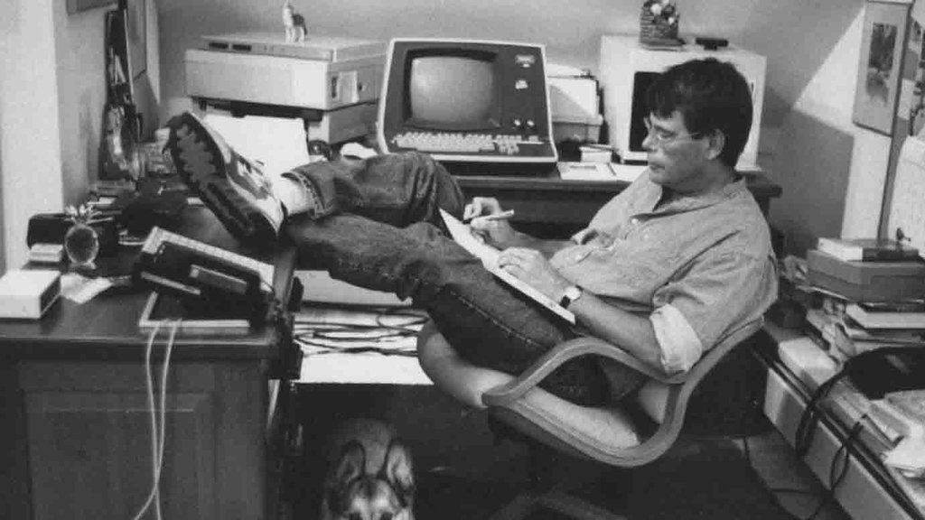 В августе 2017 года я очень подробно разбирал недостатки «Темной башни» как литературной основы для фильма. По телевидению до сих пор идет сериал «Мистер Мерседес», в основе которого лежит крайне неудачный роман. Но Стивен Кинг на протяжении десятилетий был моим любимым писателем (да и сейчас, пожалуй, им остается), и я бы не хотел, чтобы ваше знакомство с его творчеством ограничилось такими слабыми произведениями. Ниже — 7 книг Стивена Кинга, которые без всяких вопросов стоит читать.