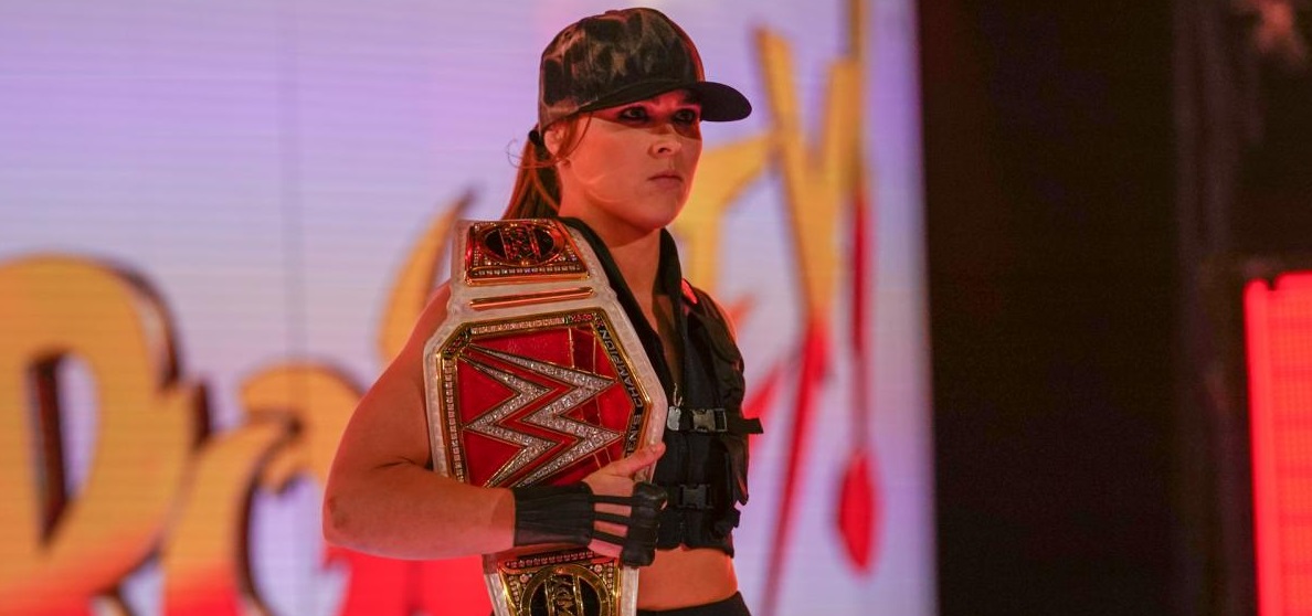 Ронда Раузи вышла на матч WWE в костюме Сони Блейд. Увы, обошлось без фаталити - фото 1