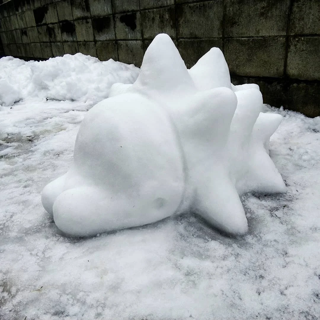 Японский художник делает скульптуры из снега. Есть Годзилла и R2-D2 - фото 9