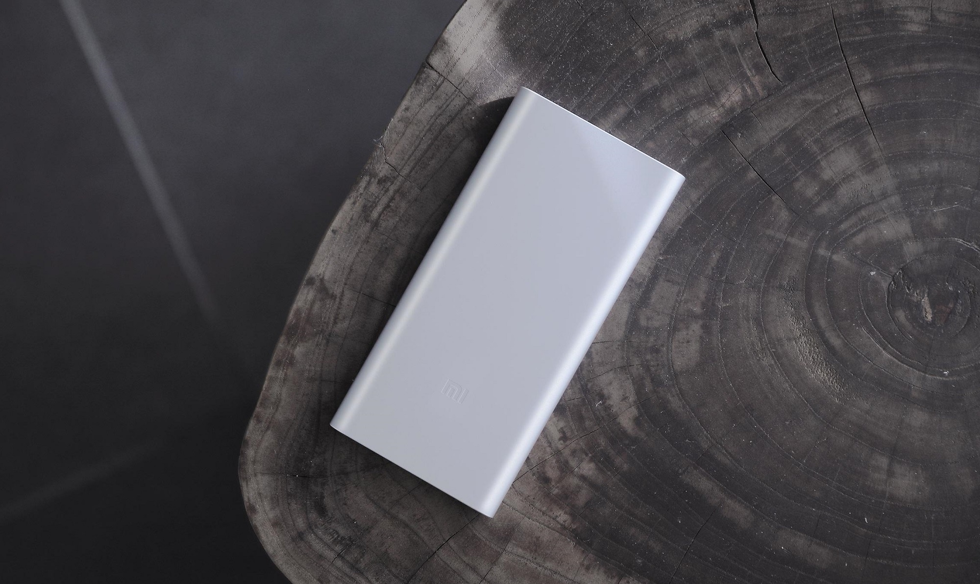 Куда в наше время без портативных батарей? Особенно летом, когда помимо смартфона, ноутбука, смарт-часов или фитнес-трекера многие часто используют портативные колонки. Собрали в одном месте 10 лучших, на наш взгляд, портативных аккумуляторов с разными объемами и ценником, но не дороже 5000 рублей. Модели расположены по возрастанию цены.