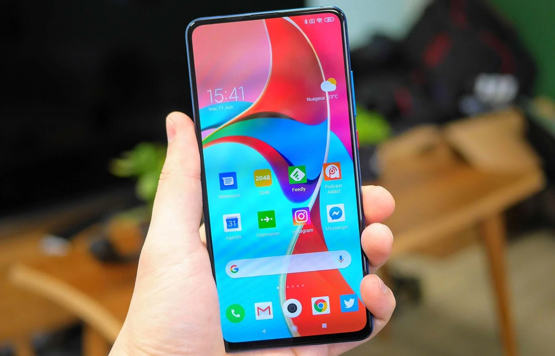 Xiaomi высмеивает смартфоны с «челками» в новых рекламных видео - фото 1