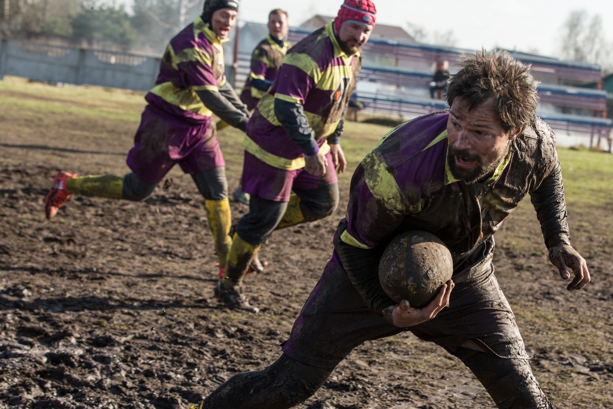 19 апреля на российские экраны вышел фильм «Тренер» с Данилой Козловским в главной роли. Чисто по описанию это стандартная спортивная драма по западному образцу — перспективный футболист губит себе карьеру, становится тренером провинциальной команды (вымышленный клуб «Метеор» города Новороссийска) и пытается выиграть Кубок России. По исполнению же кино уникальное — таким нам еще не показывали ни футбол, ни вообще спорт.
