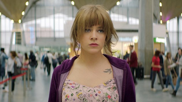 В последнее время выбрать что-то действительно интересное для похода в кинотеатр сложно. В основном из-за наплыва российских комедий: «Холоп», «(Не)идеальный мужчина». С 23 января присоединяется и «Марафон желаний», дебютный фильм актрисы Дарьи Чаруши (известной как супруга и композитор Ильи Найшуллера). Посмотрев картину на пресс-показе, рассказываю стоит ли она того, чтобы выделять на нее время.