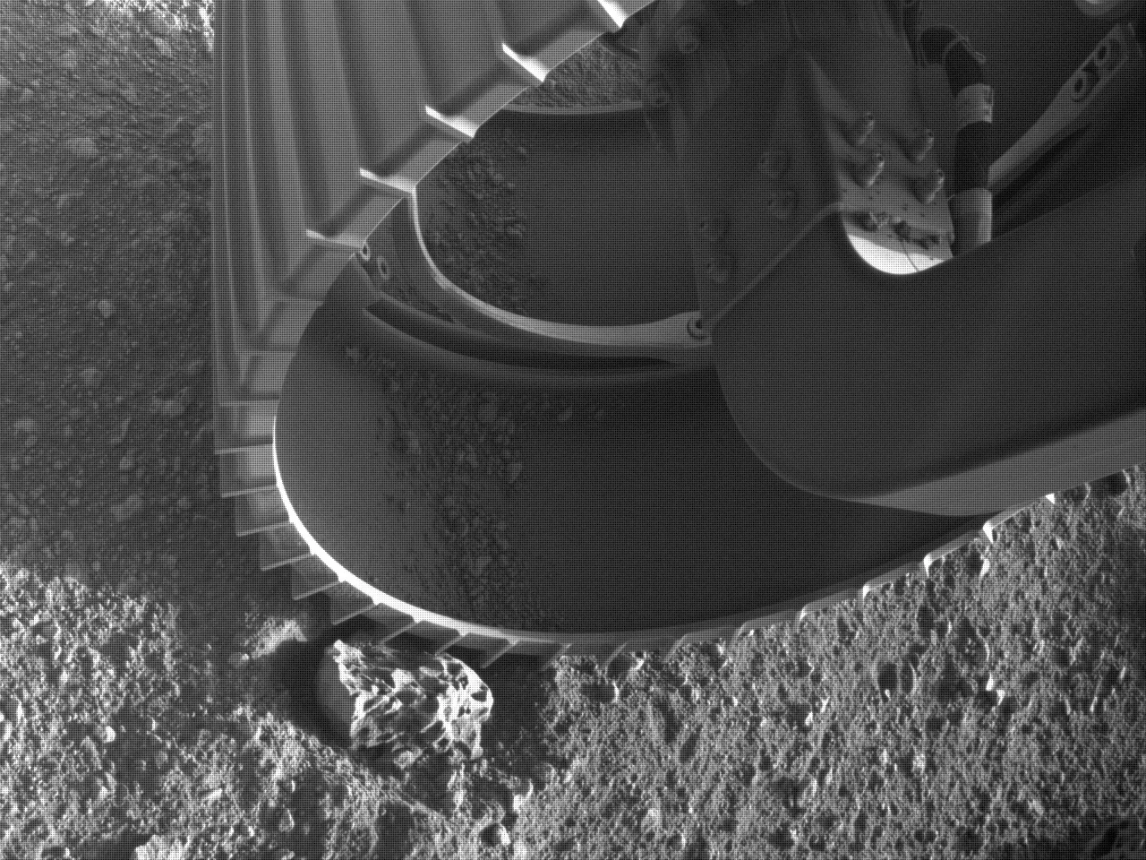 Марсоход NASA прислал на Землю первое видео с Красной планеты - фото 1