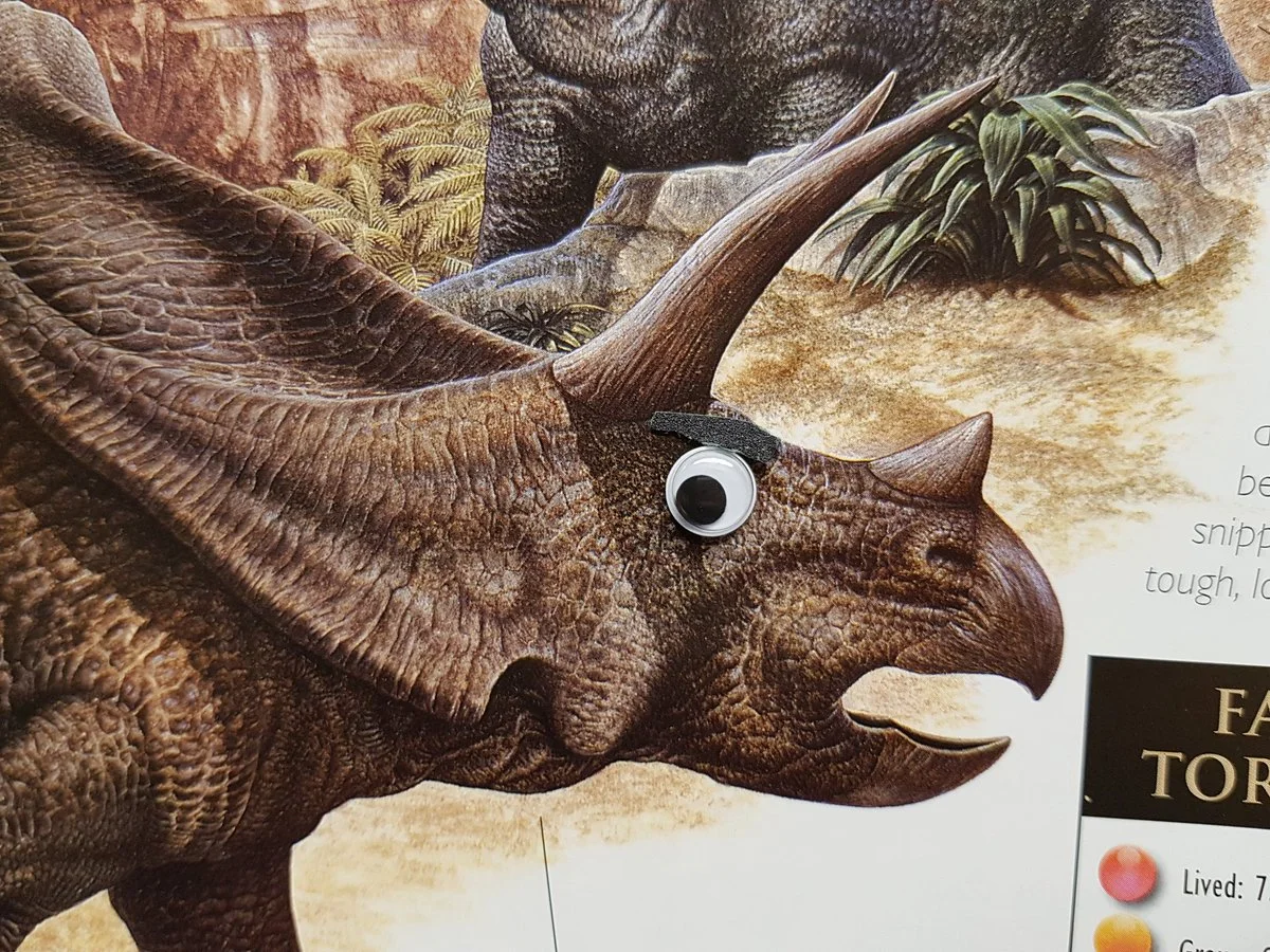 Художница добавила выпученные глаза на изображения динозавров. И они стали выглядеть намного лучше - фото 10
