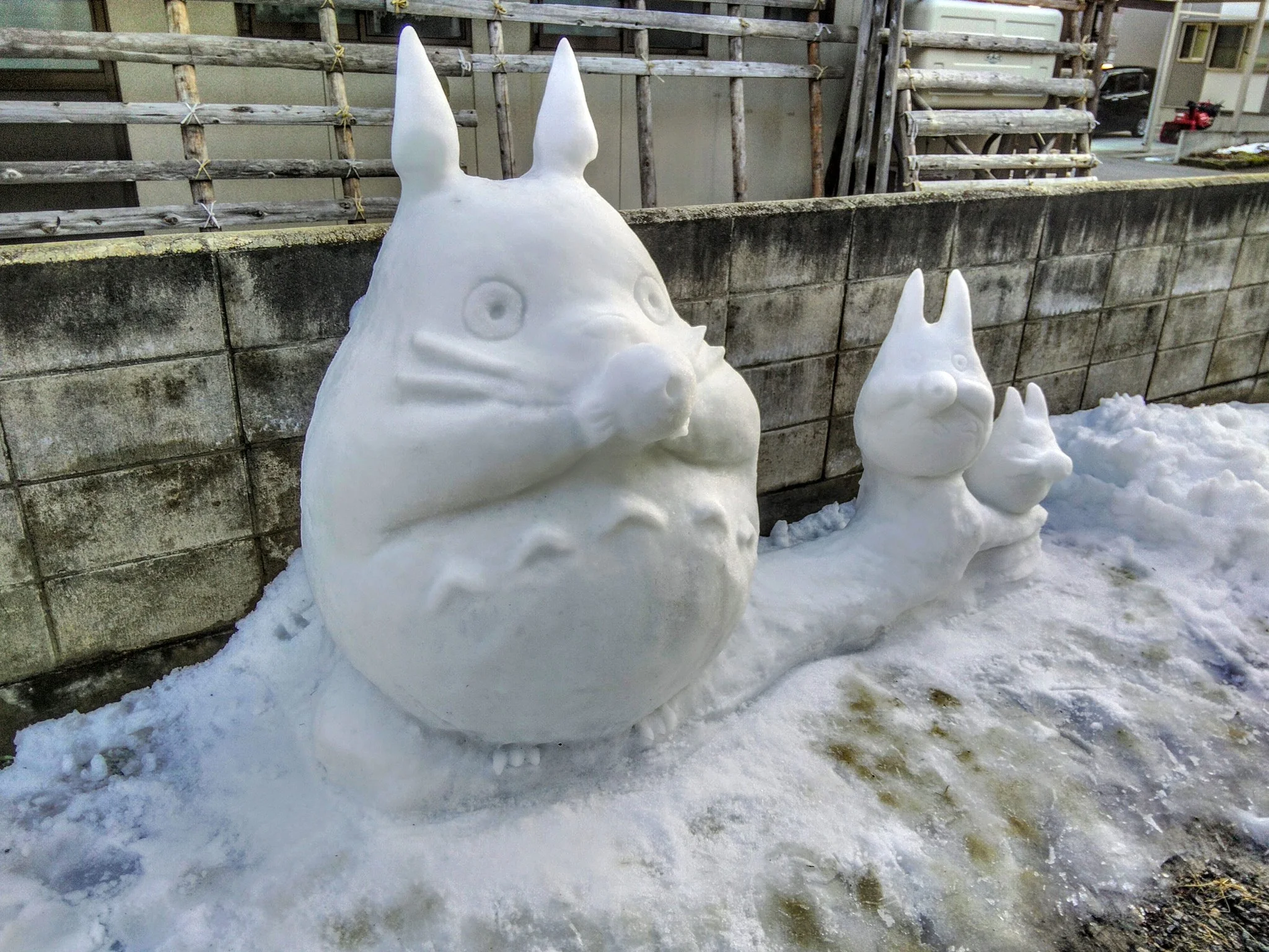 Японский художник делает скульптуры из снега. Есть Годзилла и R2-D2 - фото 1