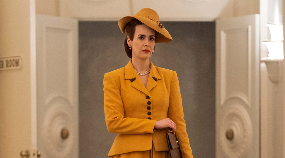18 сентября на Netflix вышел первый сезон триллера «Сестра Рэтчед» (Ratched), в котором Райан Мерфи и Эван Романский попытались представить предысторию той самой медсестры из книги Кена Кизи «Пролетая над гнездом кукушки» и одноименной экранизации режиссера Милоша Формана. Перспективный на уровне идеи проект удачным не получился, а все потому, что не выполнил главной своей задачи. Восемь эпизодов за плечами, а зритель все еще не понимает, кто же она такая — сестра Рэтчед.