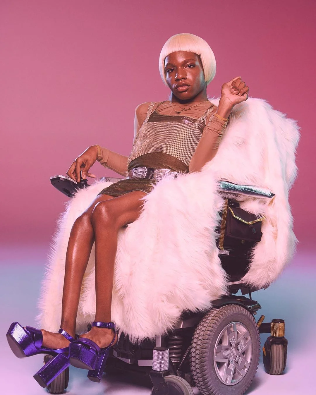 Bratz выпустил куклу первой темнокожей трансгендерной модели Аарон Филип в инвалидном кресле - фото 1