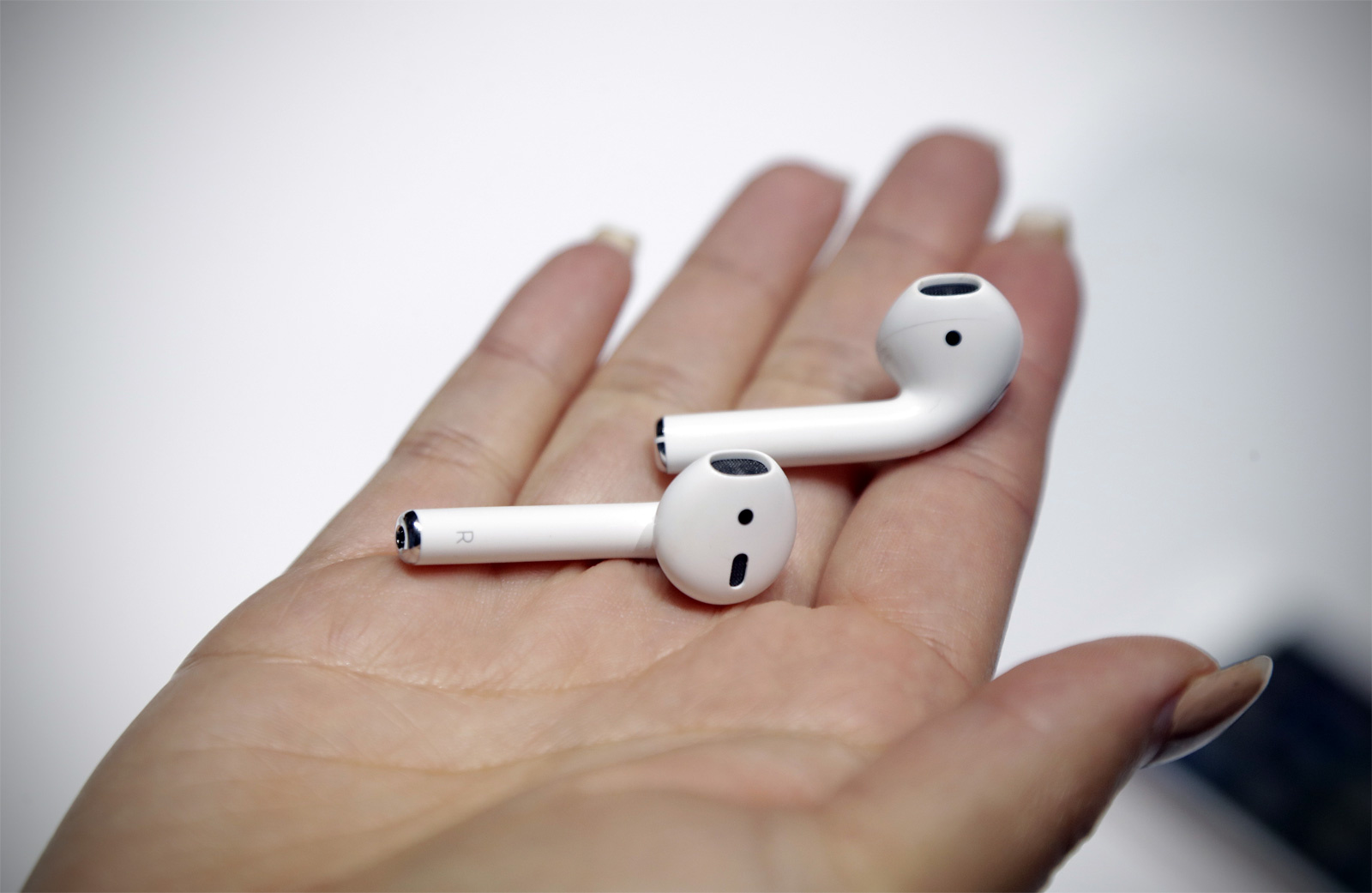 Apple выпустила обновленные AirPods: теперь с беспроводной зарядкой и голосовой активацией Siri - фото 1