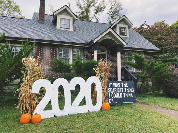 Мемы и скелеты в масках: как украшают дома на Хэллоуин в 2020 году - фото 1