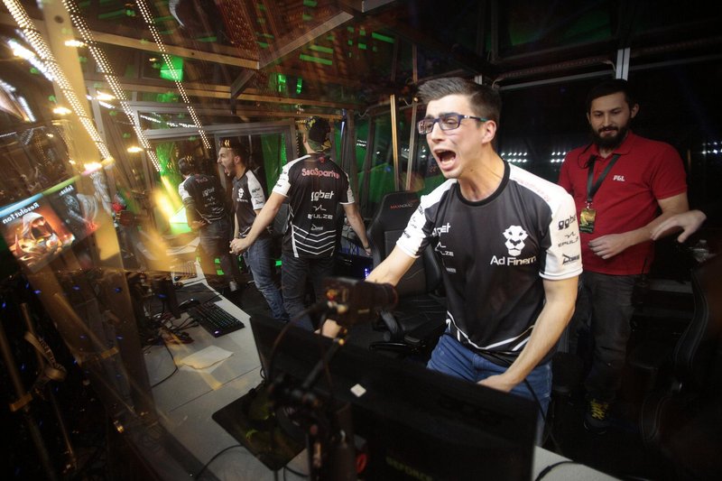 А помните? Два года назад Ad Finem «взорвала» зал на мейджоре по Dota 2 авантюрной атакой в трон - изображение 1 А помните? Два года назад Ad Finem «взорвала» зал на мейджоре по Dota 2 авантюрной атакой в трон - фото 1