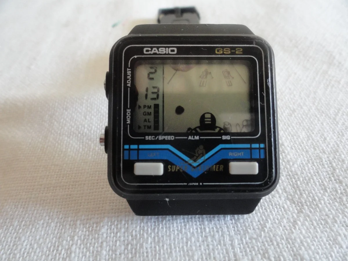 Игровые наручные часы Casio Super Slalomer вышли в 1985 году. Кроме времени в них была одна игра — в этом случае о слаломе, где гонщик спускался с горы на лыжах, а игрок помогал ему объезжать препятствия. В серии были и другие игры — по одной на каждую модель. 