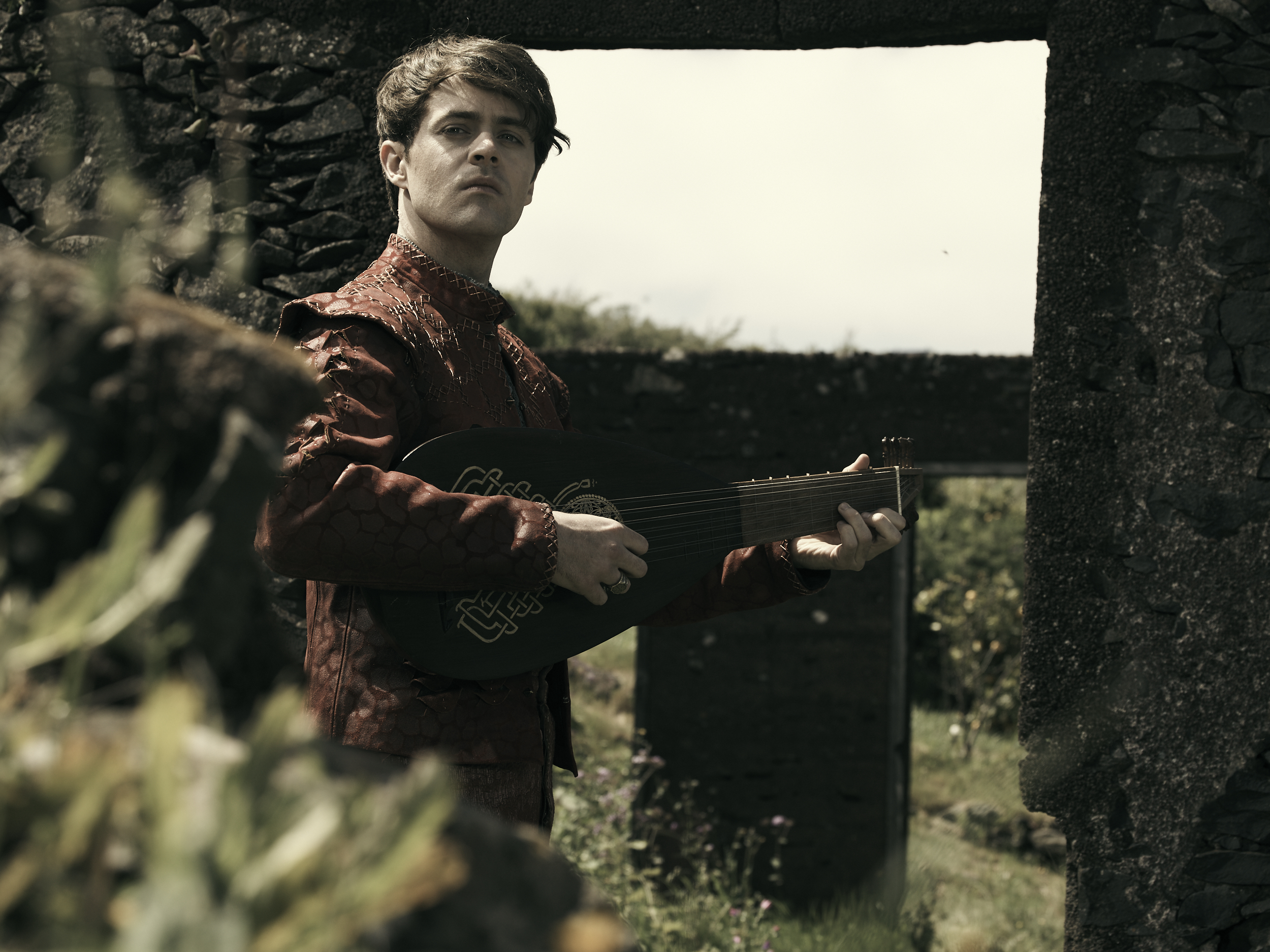 Создатели «Ведьмака» от Netflix показали идеальную фотосессию Лютика - изображение 4 Создатели «Ведьмака» от Netflix показали идеальную фотосессию Лютика - фото 4