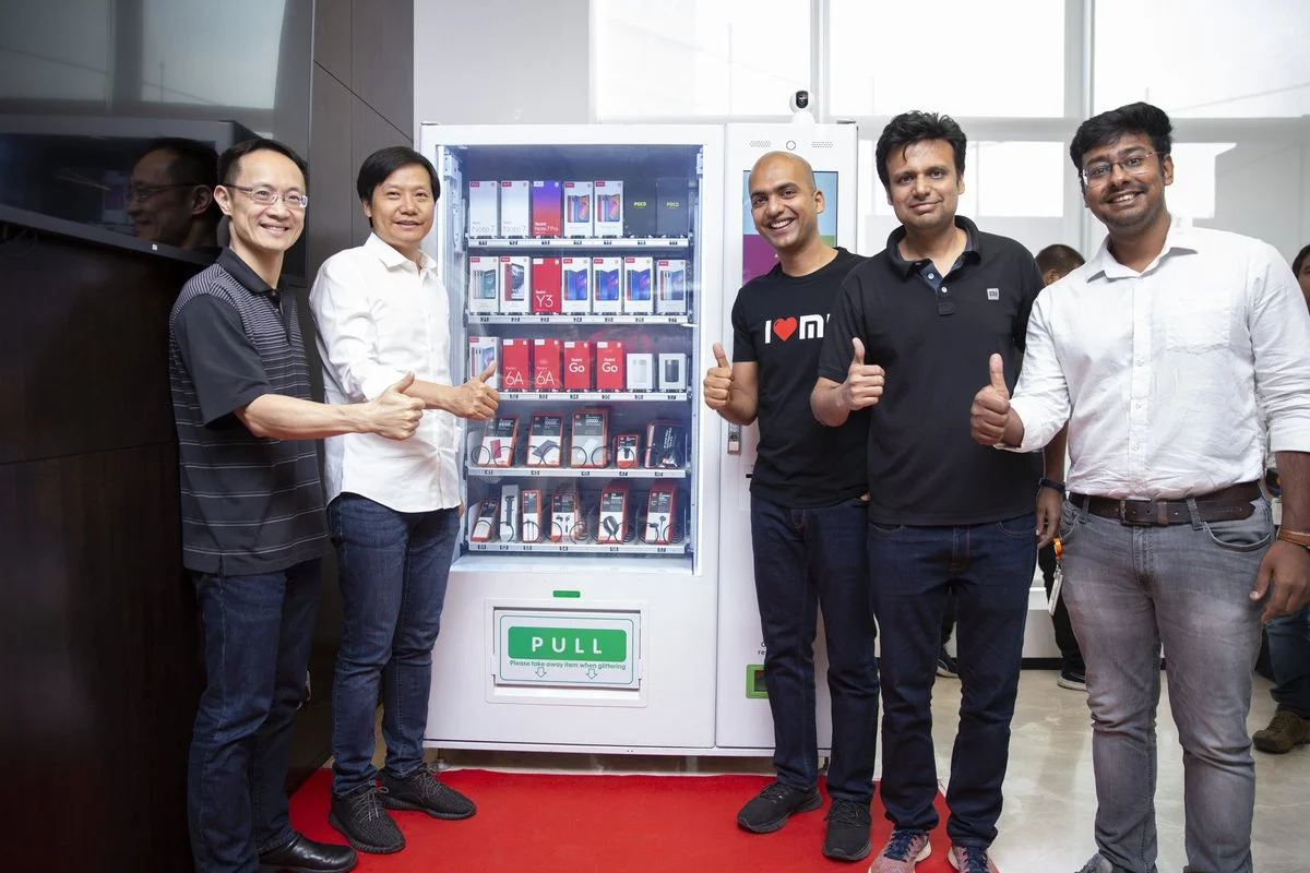 Чай, кофе, смартфоны: Xiaomi начала продавать свои гаджеты через торговые автоматы Mi Express Kiosk - фото 2