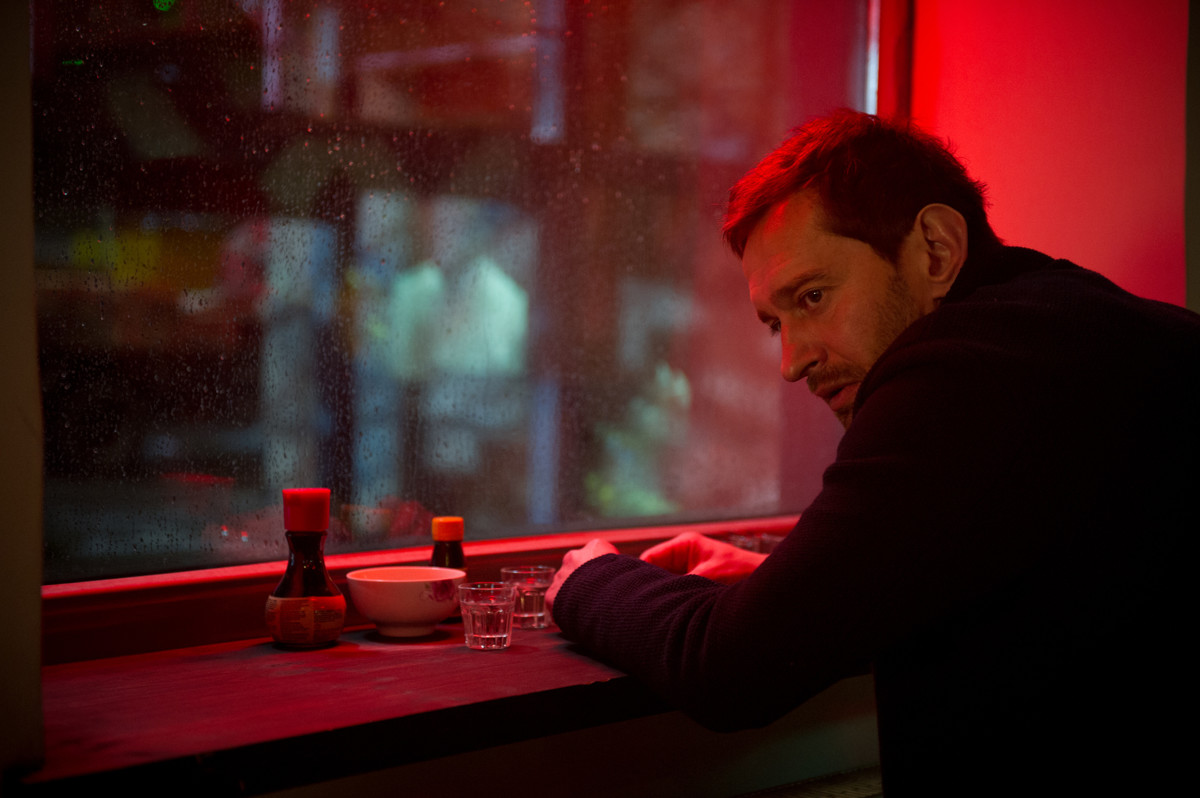 1 февраля состоялась премьера «Селфи» — психологического триллера с Константином Хабенским. Фильм снят по сценарию Сергея Минаева, более известного дебютным романом «Духless. Повесть о ненастоящем человеке». Рассказываем, удалось ли режиссеру «Ледокола» Николаю Хомерики поставить качественную экранизацию, а Хабенскому — вновь вытянуть целый фильм на харизме и актерской игре.