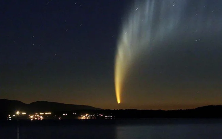 19 января 2007 года над Пуконом в Чили люди могли наблюдать вот такую красоту от кометы Макнота (C/2006 P1).