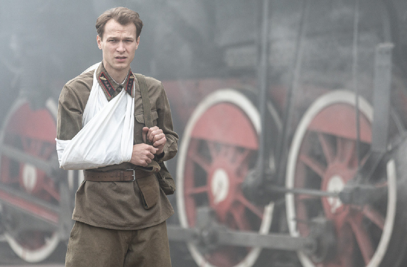 В прокат вышел «Калашников» — байопик о легендарном оружейном конструкторе, роль которого исполнил Юрий Борисов. Мы поговорили с Константином Бусловым, режиссером и продюсером проекта, о сотрудничестве с концерном «Калашников», тонкостях съемочного процесса и теориях заговора вокруг автомата Михаила Тимофеевича.