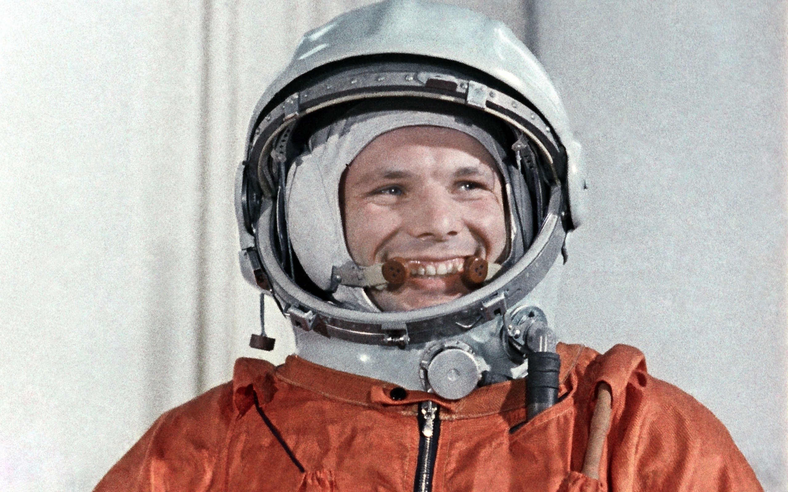 12 апреля 1961 года Юрий Гагарин впервые в истории человечества слетал в космос. Это одно из важнейших событий не только для нашей страны, но и для всего мира. Поэтому нет ничего удивительного в том, что первый полет человека в космос до сих пор находит отражение в массой культуре — в том числе и видеоиграх. И при этом речь не всегда идет именно о Гагарине: русские люди — покорители космоса, и авторы игр про далекие планеты с этим фактом, понятно, считаются. Потому игроки порой и слышат в разных стратегиях и шутерах русские имена и названия, пусть и зачастую вымышленные. 