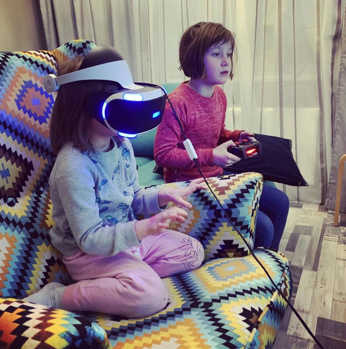 Александр Кузьменко разрешает играть дочерям Рите (5 лет, слева) и Томе (8 лет) только на большом экране. Это, как он считает, должно предотвратить «игру за диваном втихаря».
