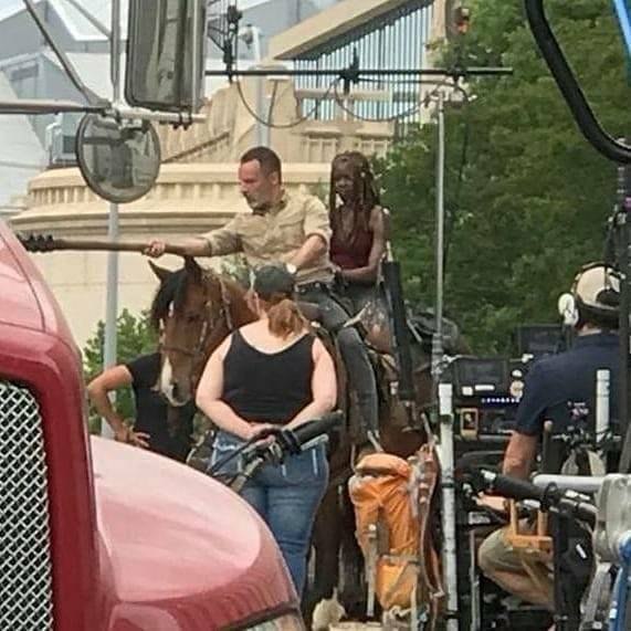 Что Рик и его люди забыли в Вашингтоне? Новые фото со съемок 9 сезона «Ходячих мертвецов» - фото 18