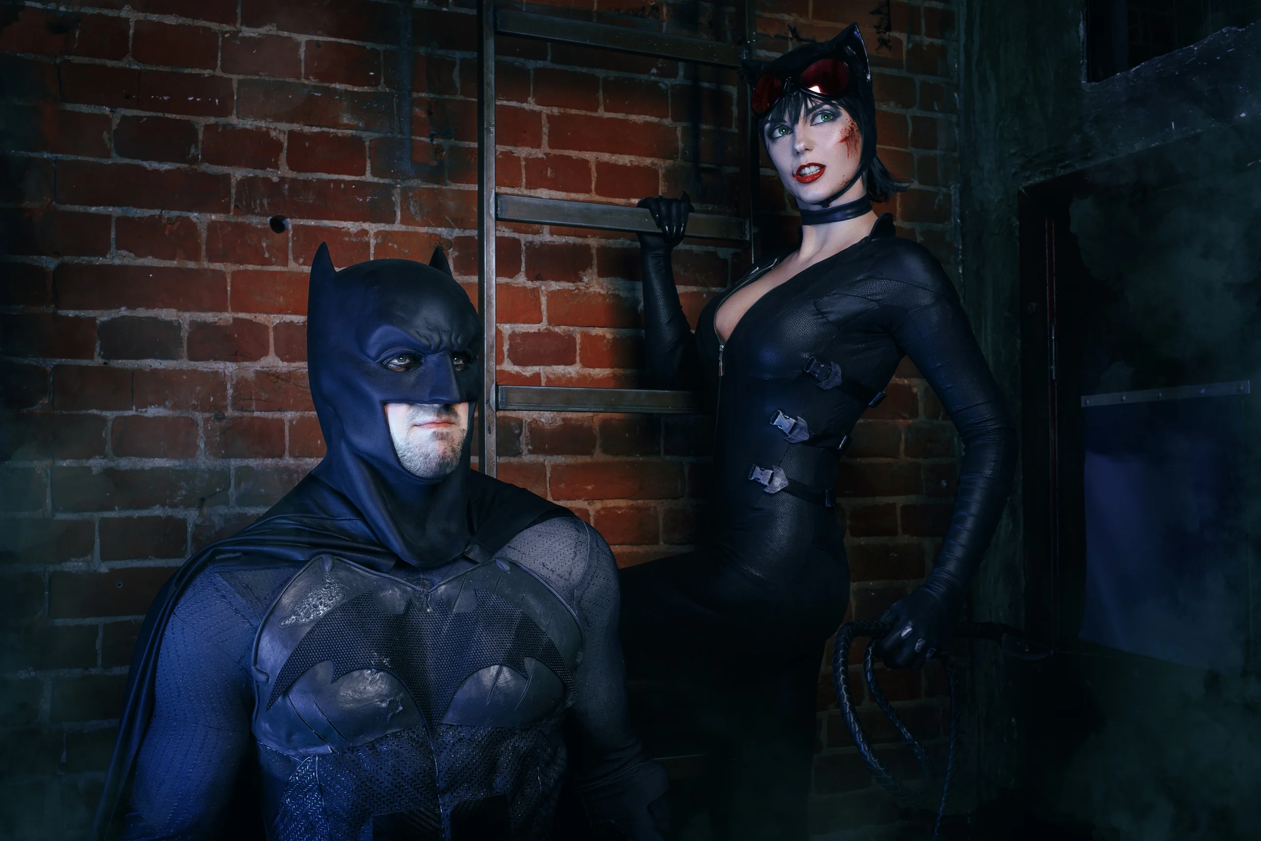Бэтмен спасает Женщину-кошку из плена Загадочника в новом косплее - фото 8