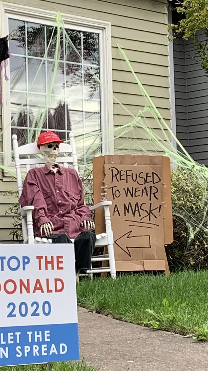 Мемы и скелеты в масках: как украшают дома на Хэллоуин в 2020 году - фото 3