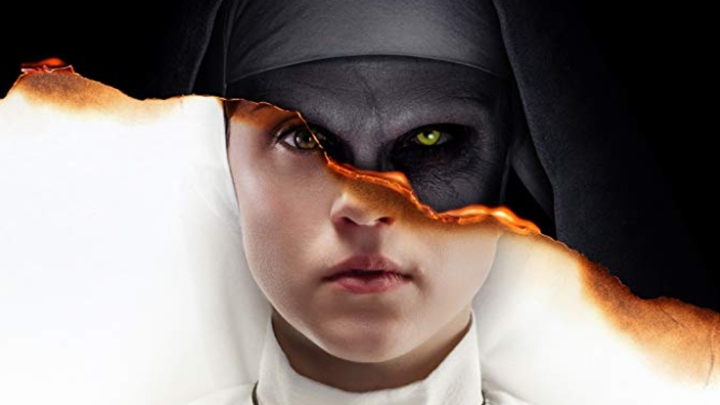 20 сентября в кино выйдет фильм «Проклятие монахини». Это уже второй случай для франшизы «Заклятие», когда побочный паранормальный персонаж получает свой сольный фильм. Ранее такая же история была с куклой Аннабель, о которой сняли два сольных фильма — оба они приквелы «Заклятия». Как и «Проклятие монахини». Мне уже удалось посмотреть фильм на пресс-показе, и в этом материале я расскажу, удался ли флэшбэк в 1952 год в хоррор-киновселенной Джеймса Вана.