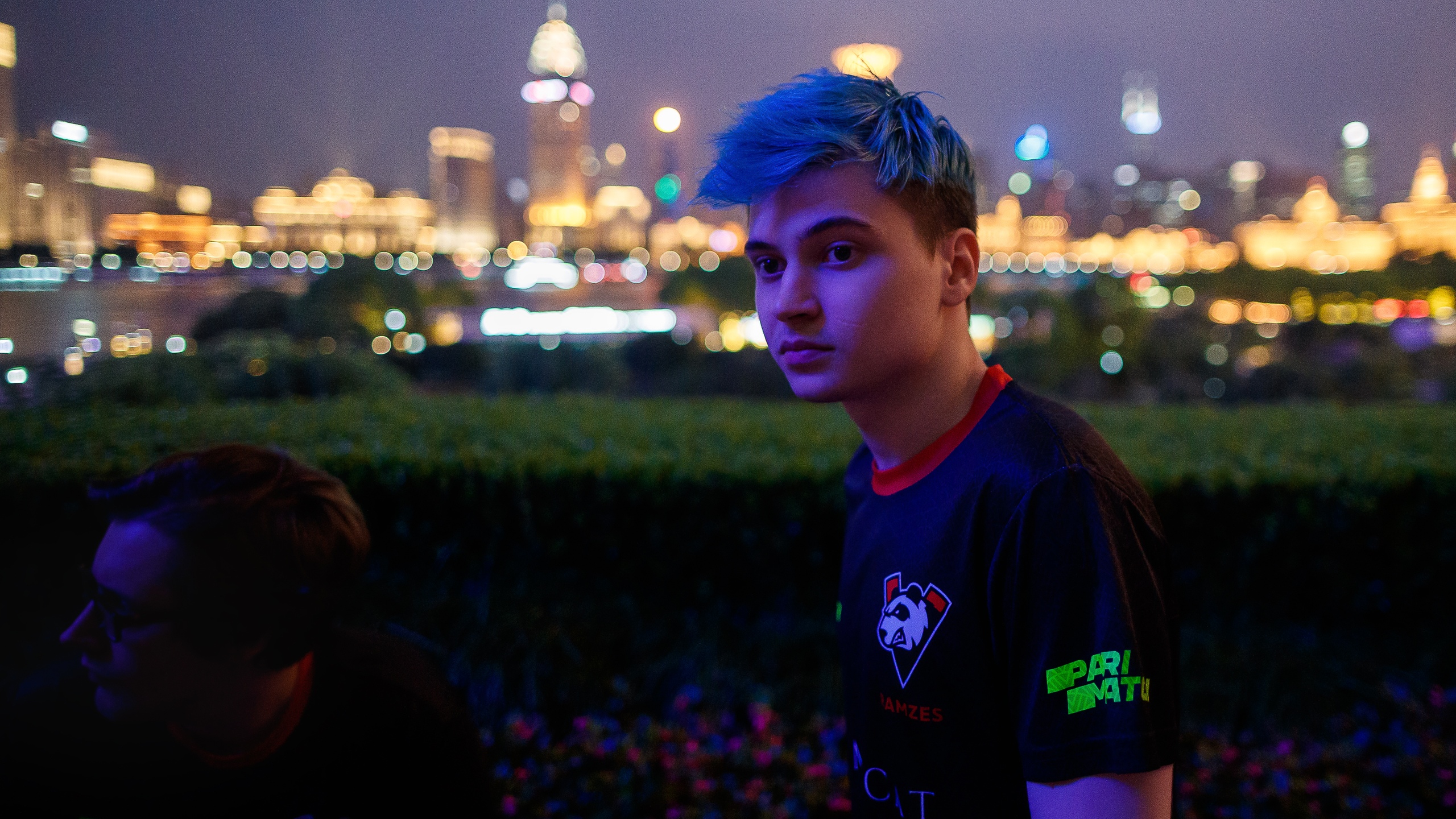 Если хотите объяснить кому-то, что киберспорт — это серьезно, назовите одну цифру: $15,5 млн. Это призовые для команды OG, разбомбившей всех на The International. Сумма круче, чем во многих традиционных видах спорта. Мужская сборная России по волейболу выиграла Лигу наций и получила – $1,2 млн. Киберспортивные клубы пока привыкают к высокому статусу и учатся работать с фанатами. Один из лидеров в этом — российская Virus.pro. Перед поездкой на TI9 команда представила обновленный стиль, чтобы зашло китайским болельщикам. Вячеслав Опахин поговорил с одним из авторов проекта дизайнером Андреем Горбуновым. Дальше — 10 минут бодрейшего разговора про спортивный и не очень дизайн.