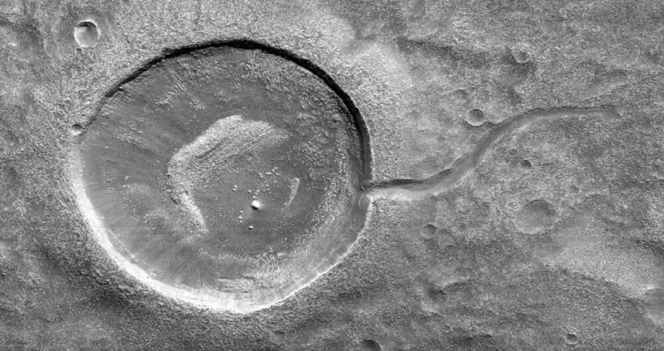 Один из многочисленных кратеров Марса похож на головастика. 
