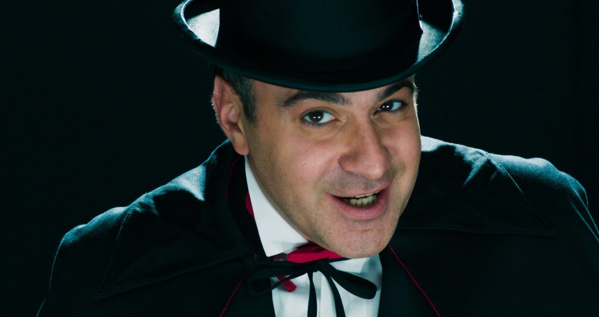 25 января в кино вышел новый проект телеканала ТНТ и Comedy Club Production, который решил посоревноваться с «Муви 43»,  знаменитым сборником коротких низкопробных скетчей.<br />Но если в «Муви» был общий сюжет, то «Zомбоящик» отказывается от сквозной истории, вместо этого представляя несколько десятков разрозненных сценок. Экранное время фильма все равно скромное — 62 минуты, что, строго говоря, не тянет на полный метр. Мы решили помочь сценаристам и дописали к «Zомбоящику» еще несколько историй, чтобы хватило на полноценную полнометражку. Сможете угадать, какая дичь реально присутствовала в фильме, а какую придумали мы?