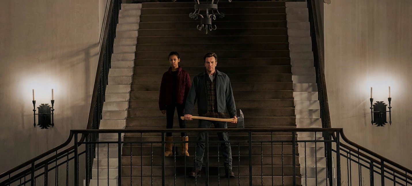 7 ноября до больших экранов наконец добралась экранизация самого ненужного романа Стивена Кинга — «Доктор Сон» (Doctor Sleep). В этом сомнительном звании книга может посоревноваться с такими мастодонтами, как «Под куполом», или «Чужак». Наш кинообозреватель Денис Юрьев посмотрел фильм, чтобы понять, сильно ли он отличается от литературного первоисточника, и, что самое главное, идет ли это хоть кому-то на пользу? При этом он воздержался от спойлеров, если вы все же решите купить билет в кино.