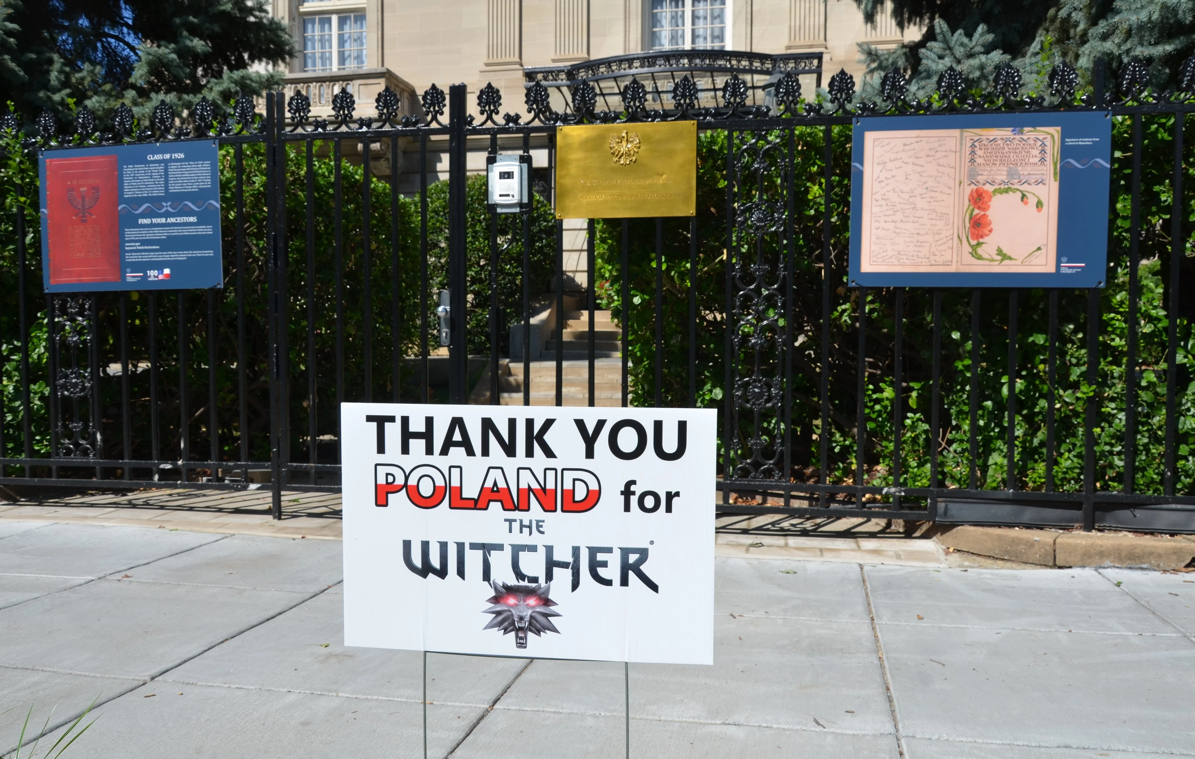 Победивший рак фанат «Ведьмака» поставил у польского посольства в США табличку с благодарностью - фото 2