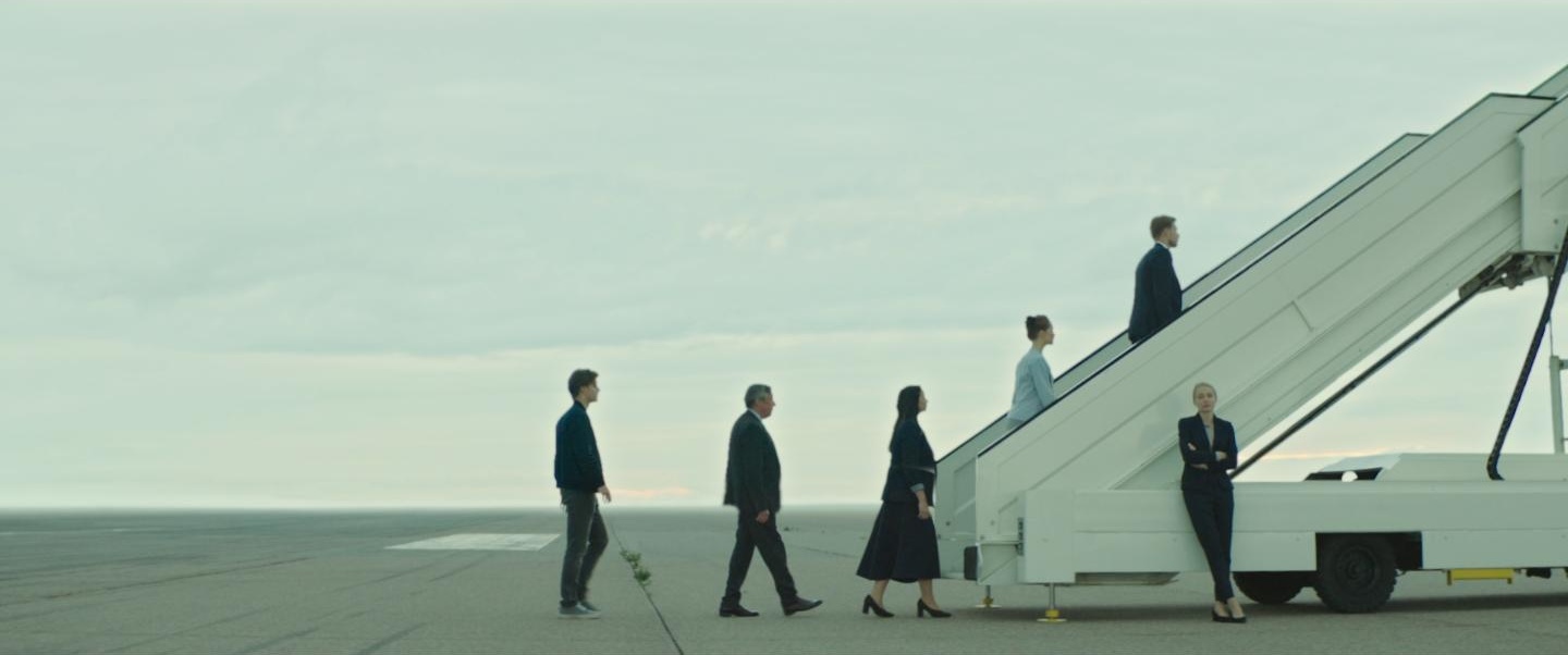 25 января на телеканале ТНТ и стриминге PREMIER выходит сериал Петра Тодоровского «Полет». Шестеро обычных людей не попадают на самолет, который позже разбивается. Но распоряжаться спасенными жизнями становится все сложнее с каждым днем. Объясняем, кому точно стоит добавить «Полет» в свой список просмотра.