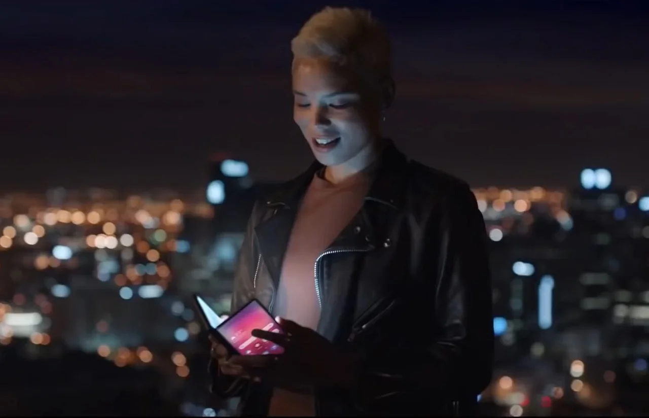 Складной смартфон, смарт-зеркало и безрамочный планшет в официальном рекламном ролике Samsung - фото 1