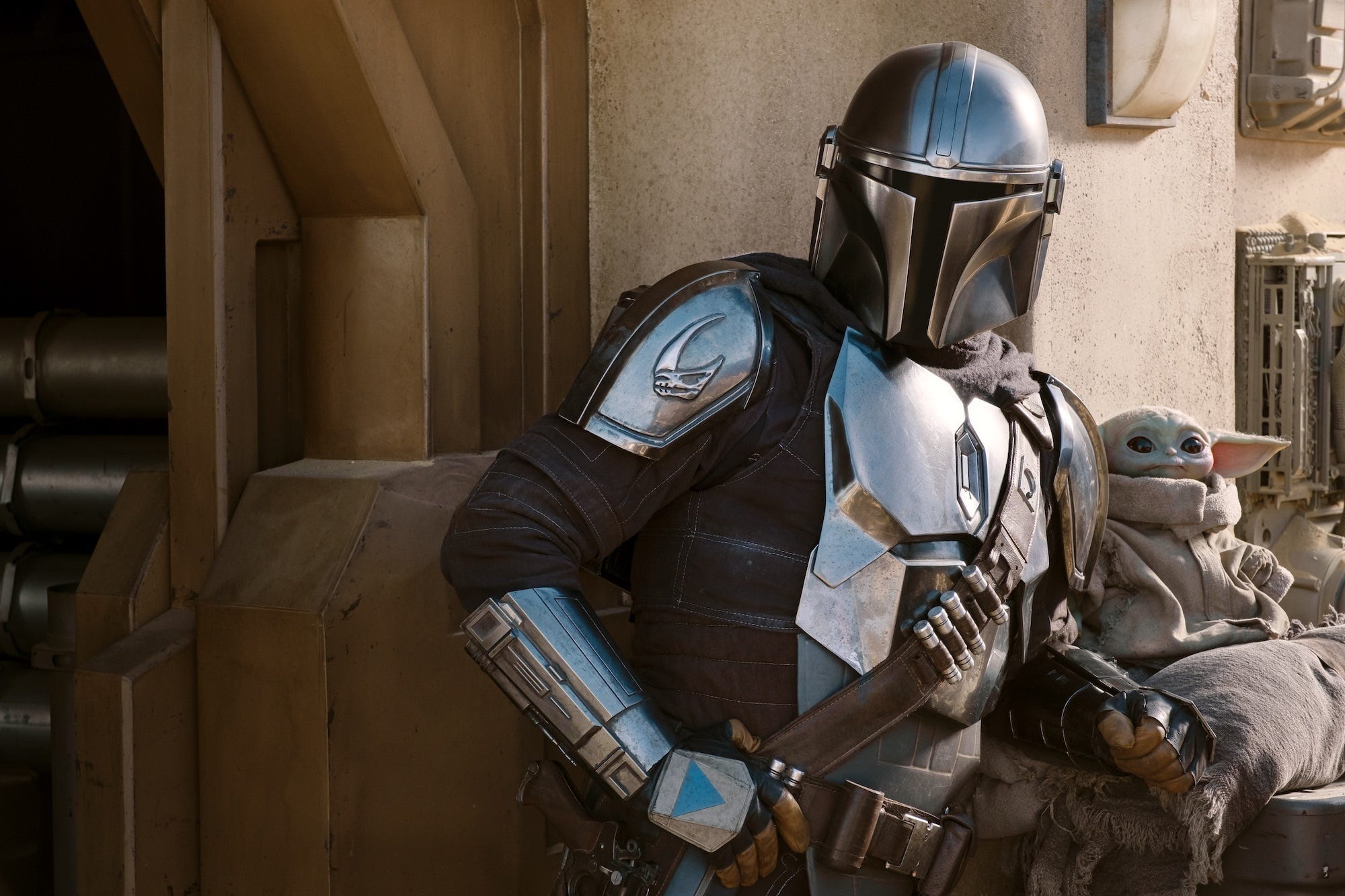 С 30 октября на Disney+ выходит 2 сезон «Мандалорца» (The Mandalorian) — оригинального шоу по вселенной «Звездных войн». Пока одни зрители вдохновляются мужественным образом космического рыцаря, другие просто хотят умиляться малышу Йоде. Создатели сериала сделали ставку на столкновение двух противоположностей и не прогадали. Вспоминаем, откуда пошла традиция с самураями, защищающими маленьких детей, — и как этот штамп менялся в кино сквозь годы.