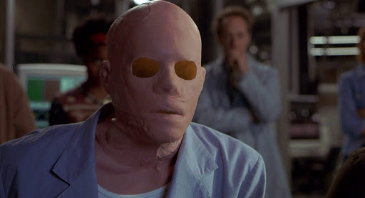 По случаю скорого релиза новой версии «Человека-невидимки» (The Invisible Man) мы решили вспомнить cамые яркие сцены из фильмов, где герои противостоят невидимому противнику.