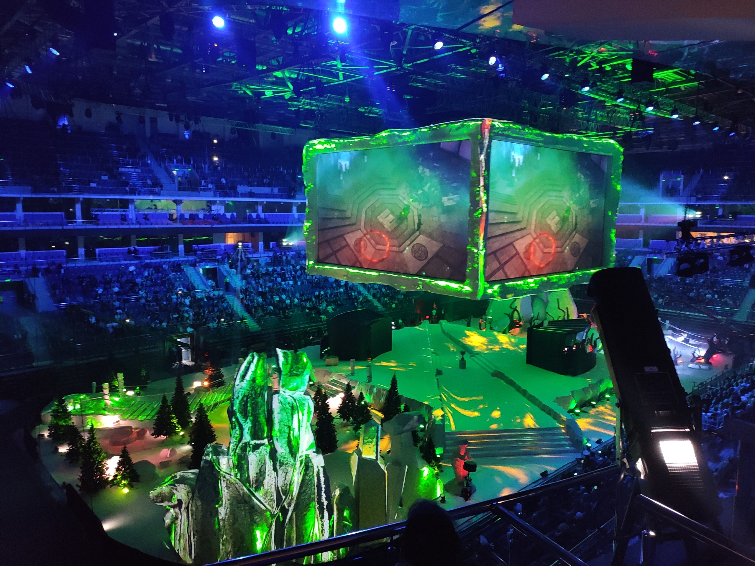 В Москве на «ЦСКА Арена» стартовал последний мейджор сезона по Dota 2 — EPICENTER 2019. И даже дождь, пришедший в столицу вчера, не смог испортить праздник. Вооружившись зонтиками, перед ареной собралась толпа зрителей, а церемония открытия турнира  вновь порадовала нас красочными спецэффектами. Наш фотоотчет с первого игрового дня.