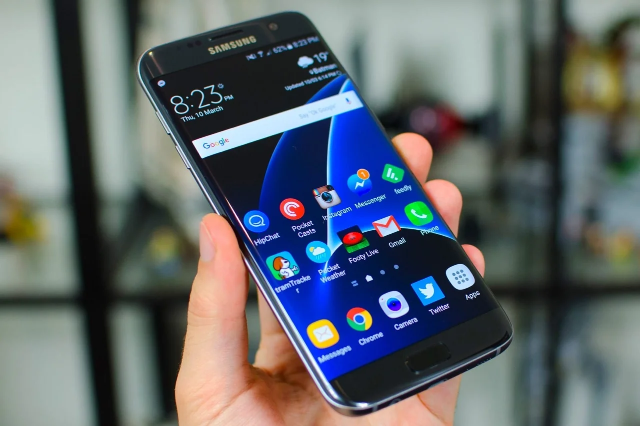 Samsung возродит серию Galaxy Edge: новый дисплей с изогнутыми краями получит Galaxy S10 - фото 2