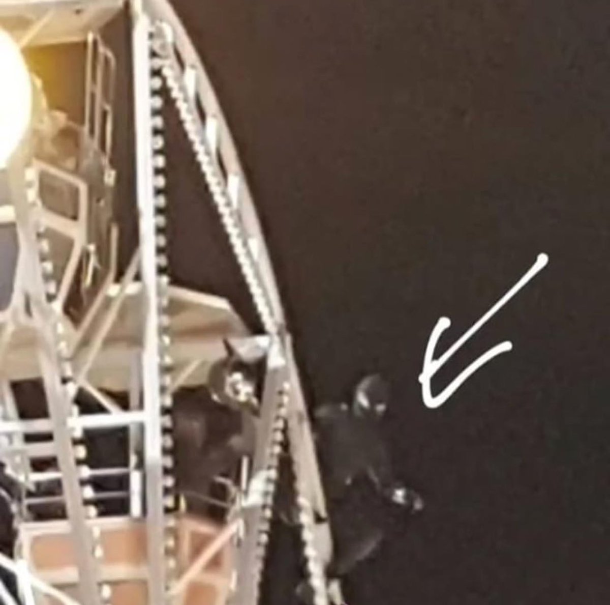 Новое видео с черным Человеком-пауком со съемок «Вдали от дома». Он что, рушит здание? - изображение 3 Новое видео с черным Человеком-пауком со съемок «Вдали от дома». Он что, рушит здание? - фото 3