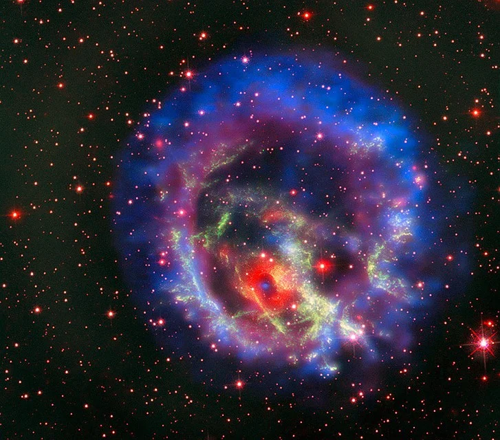 Взрыв сверхновой звезды в Малом Магелановом облаке, который произошел около двух тысяч лет назад. 