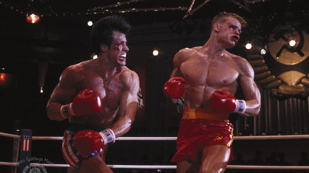 10 января 2019 в российский прокат выходит «Крид 2» — сиквел картины 2015 года, продолжающей франшизу «Рокки». Одновременно это прямое продолжение «Рокки 4», вышедшего 21 ноября 1985-го. Легендарная «часть с Дольфом Лундгреном» делает все тоже самое, что и остальные фильмы о Рокки, но по-своему. В преддверие «Крида 2» (где сын Крида, Адонис, будет драться с сыном Драго, Виктором) мы решили вспомнить, о чем был четвертый фильм.