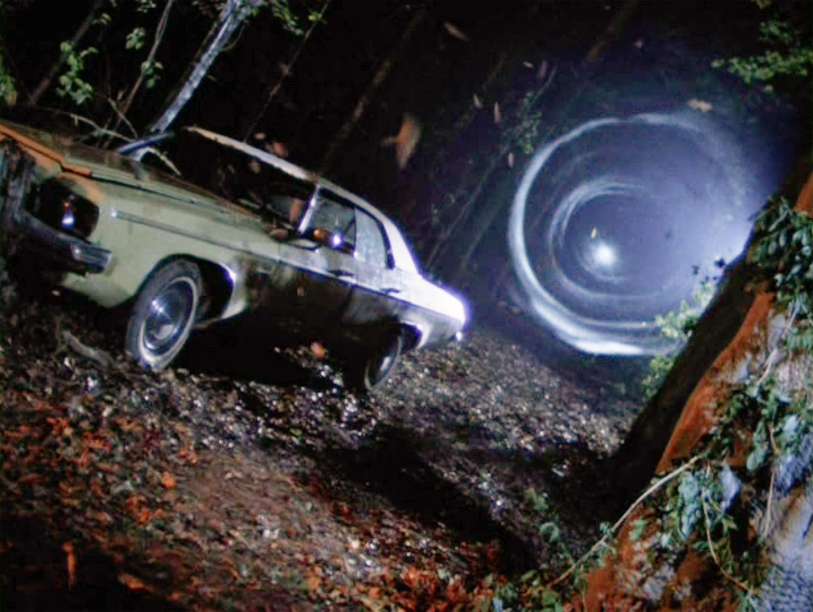 Режиссер первой трилогии о Пауке Сэм Рэйми — знаменитый ударник хоррор-цеха. В фильмографии Рэйми можно обнаружить довольно странный, но в целом милый пунктик. Называется он Oldsmobile Delta 88 — или же Classic.