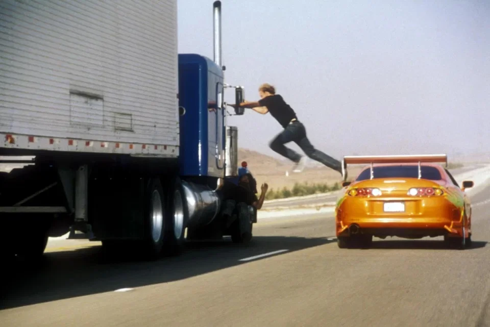Воры грабят грузовики с PlayStation 5 и телефонами в стиле сцен из «Форсажа» - фото 2